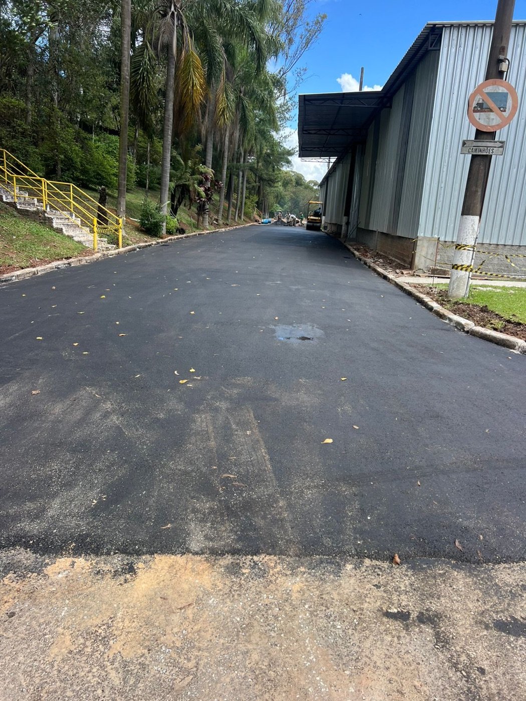 Via de acesso industrial pavimentada e finalizada pela Tecnipav