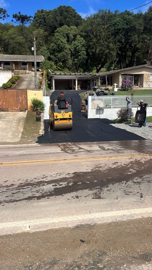Equipe Tecnipav pavimentando entrada residencial