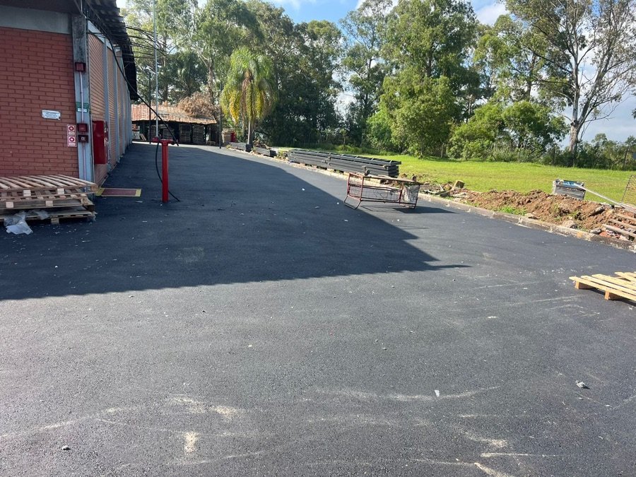 Pátio industrial recém-pavimentado