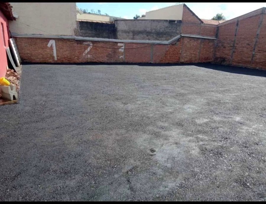 Área pavimentada em fundo de terreno