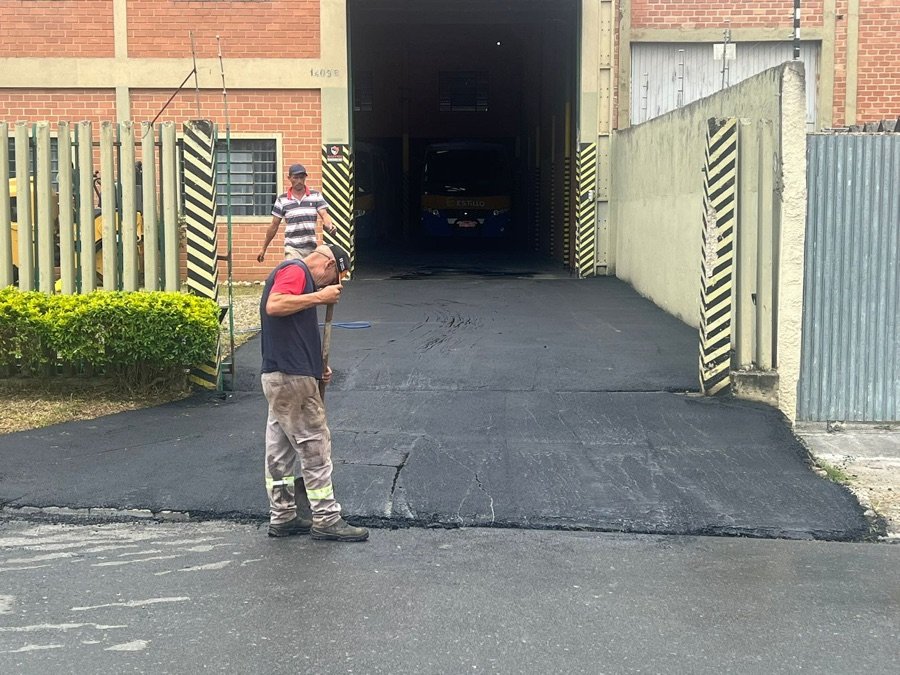 Equipe Tecnipav finalizando pavimentação em garagem de ônibus