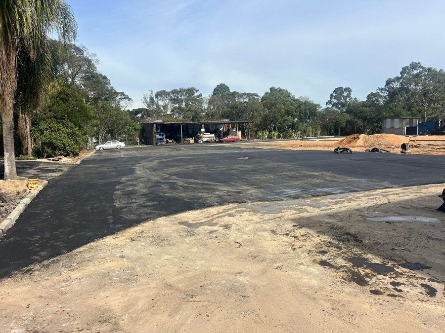 Pátio de galpão industrial pavimentado