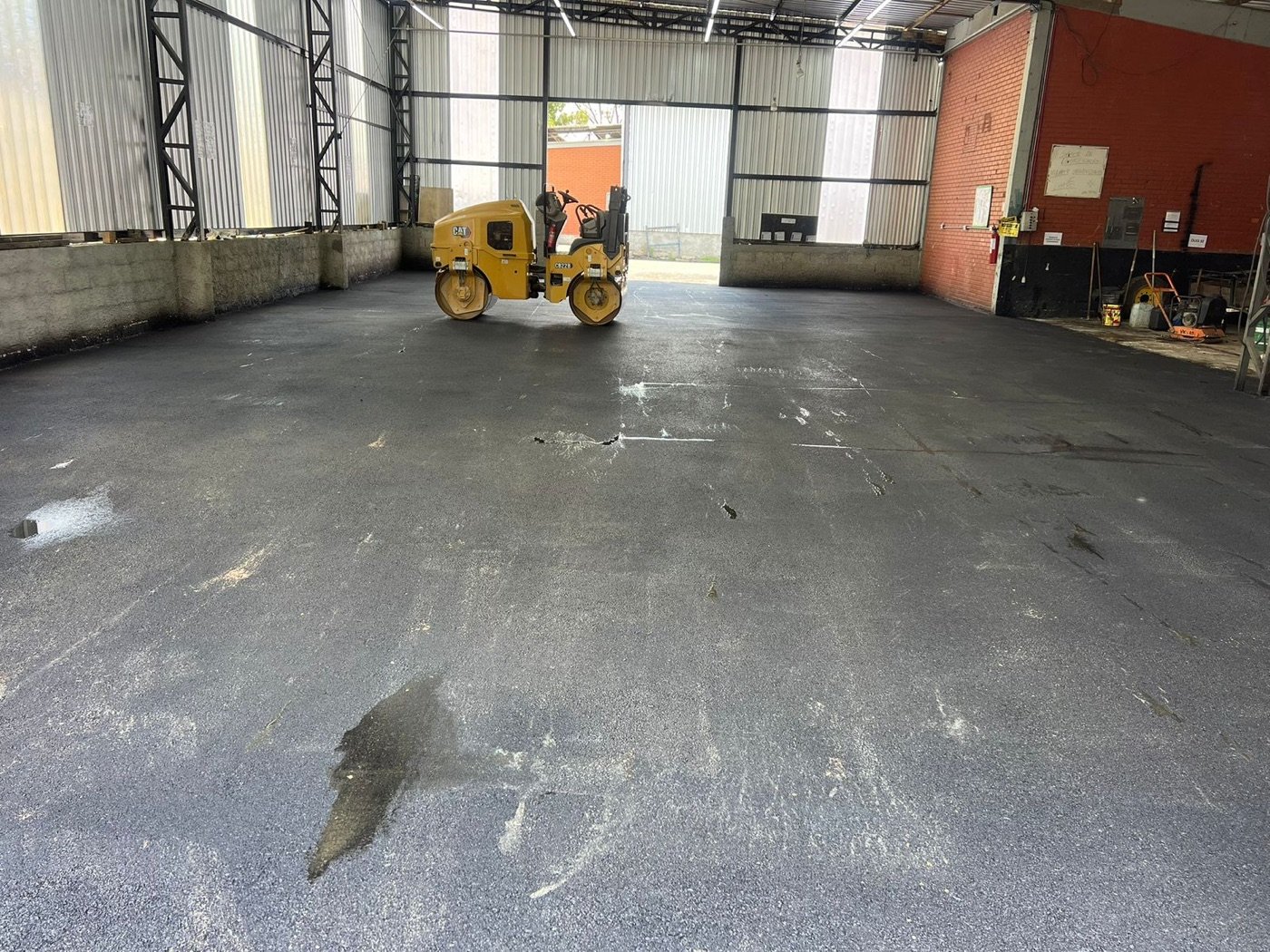 Equipe Tecnipav pavimentando o piso interno de um galpão industrial